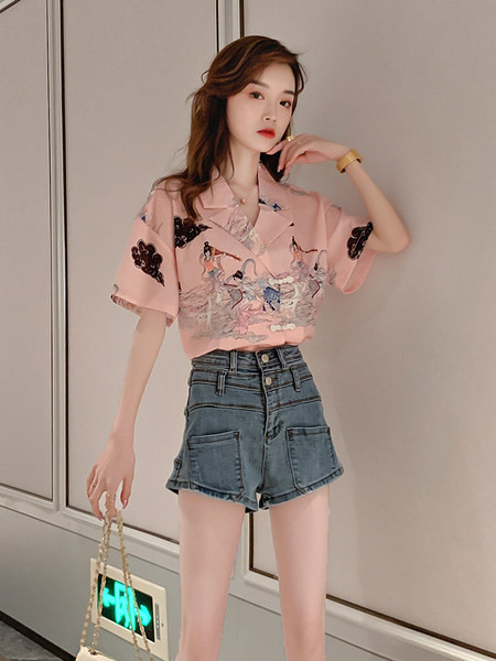 Lühikeste varrukate ja aplikatsiooniga naiste särk