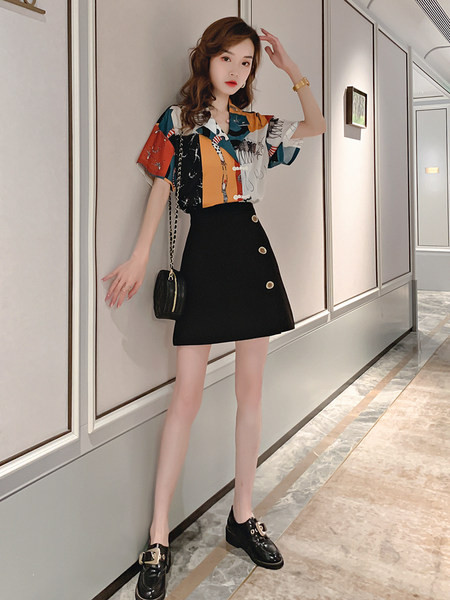 Lühikeste varrukate ja aplikatsiooniga naiste särk