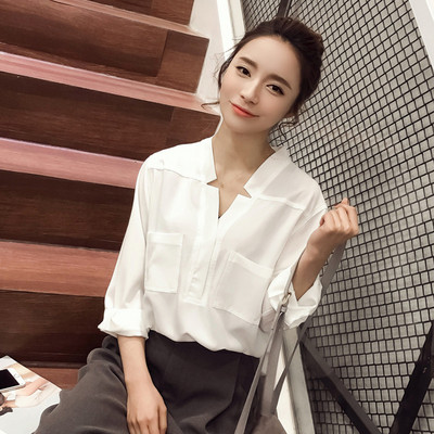 Γυναικείο πουκάμισο casual με λαιμόκοψη V και τσέπες