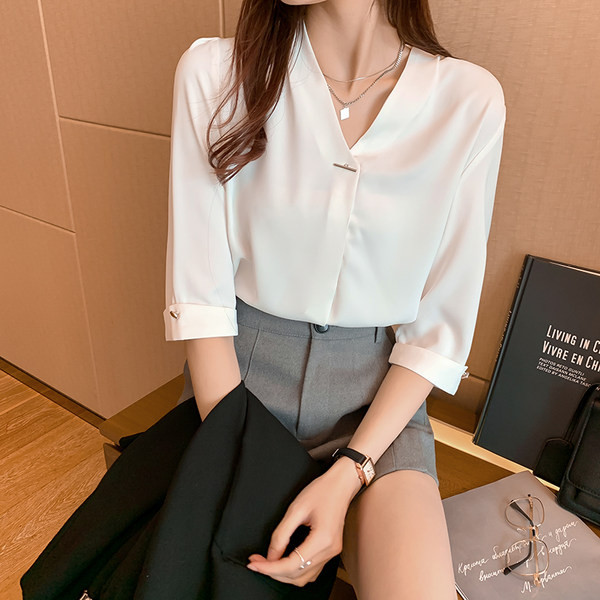 Модерна дамска шифонена риза с шпиц деколте и 3/4 ръкави