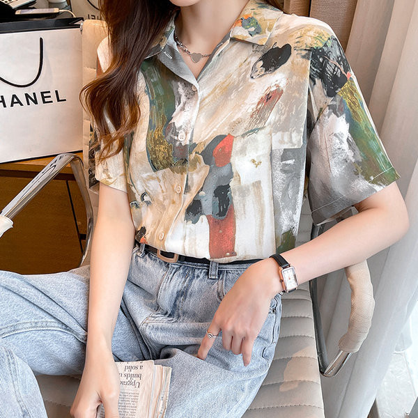 Ljetna košulja od šifona sa šarenim uzorkom