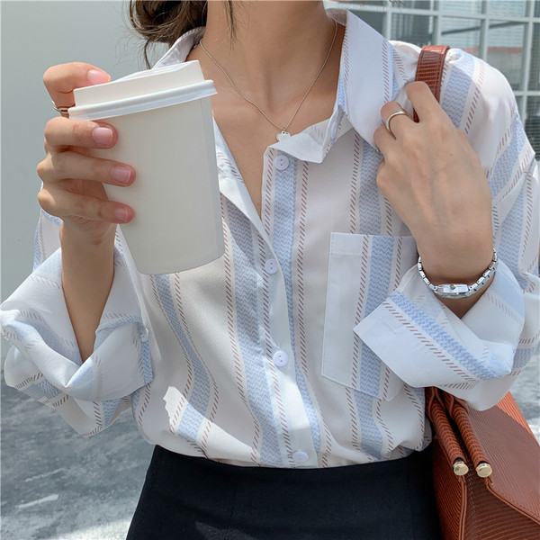 Ежедневна раирана риза широк модел