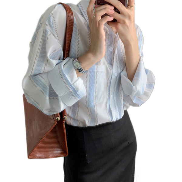 Ежедневна раирана риза широк модел