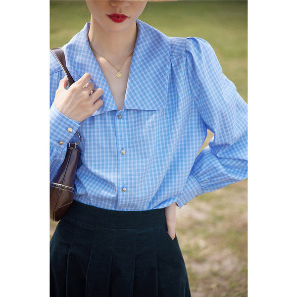 Ženska široka košulja sa špic izrezom i puf rukavima