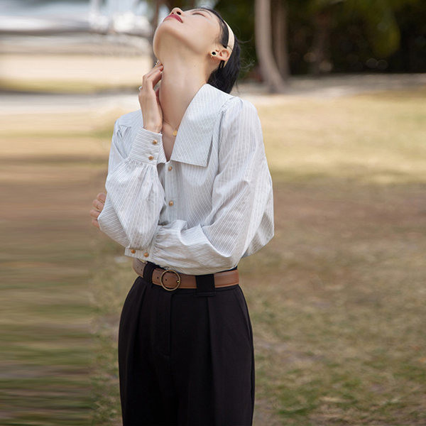 Ženska široka košulja sa špic izrezom i puf rukavima