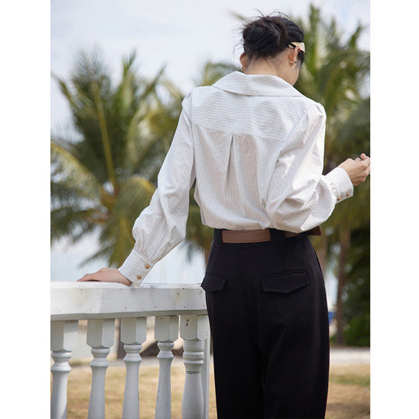 Ženska široka košulja sa špic izrezom i puf rukavima