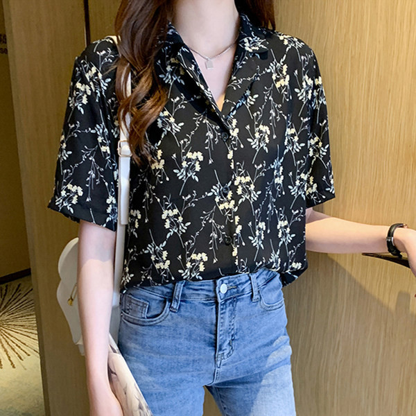 Γυναικείο πουκάμισο με κοντό μανίκι και φλοράλ μοτίβα free model