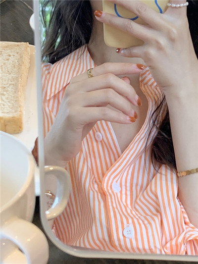 Ριγέ γυναικείο πουκάμισο με κουμπιά και κλασικό γιακά