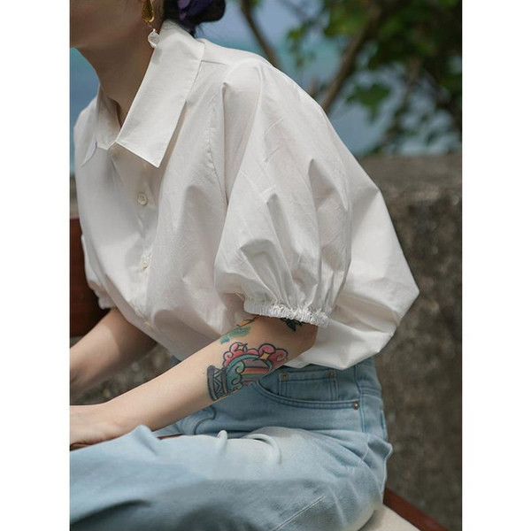 Ležerna ženska košulja s klasičnim ovratnikom - bijela i plava