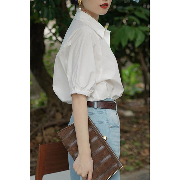 Ležerna ženska košulja s klasičnim ovratnikom - bijela i plava