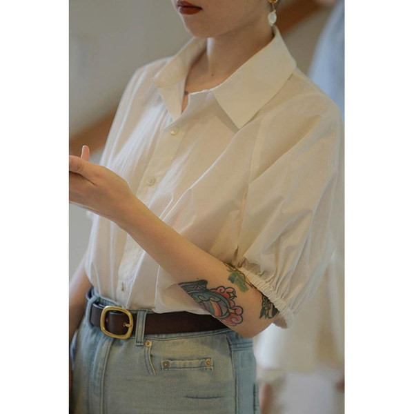 Ležerna ženska košulja s klasičnim ovratnikom - bijela i plava