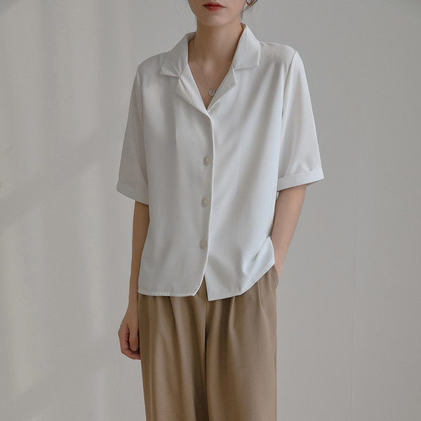 Casual γυναικείο πουκάμισο με λαιμόκοψη - λευκό και μπεζ