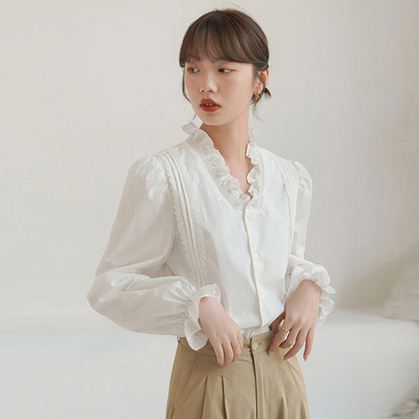 Ležerna ženska košulja s uvojcima i V-izrezom