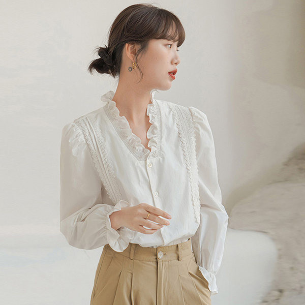 Ležerna ženska košulja s uvojcima i V-izrezom