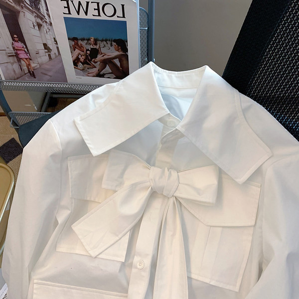 Дамска риза в бял цвят с джобове