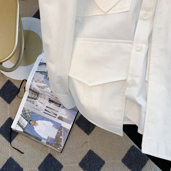 Дамска риза в бял цвят с джобове