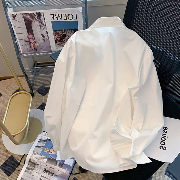 Дамска риза в бял цвят с джобове