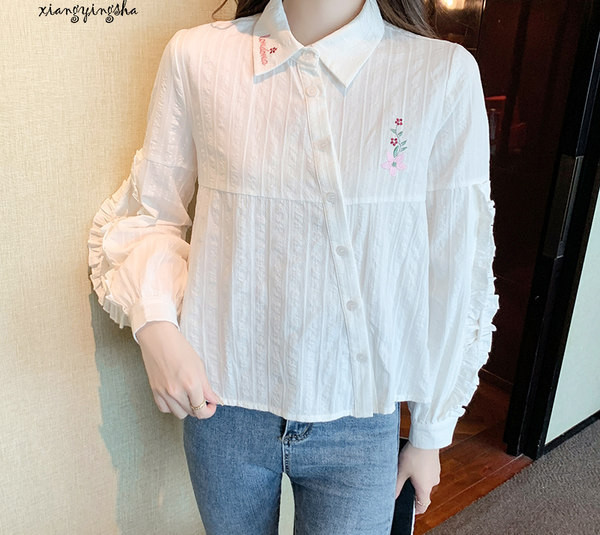 Valget värvi ja tikandiga naiste särk