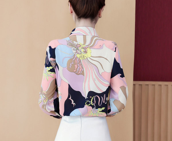 Ženska šarena košulja s klasičnim ovratnikom i gumbima