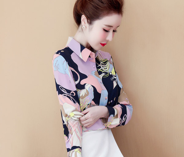 Ženska šarena košulja s klasičnim ovratnikom i gumbima