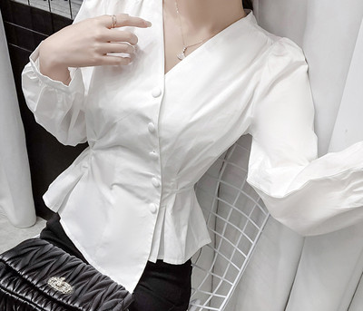 Uue mudeli nööpide ja pikkade varrukatega särk