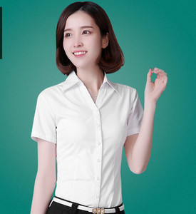 Γυναικείο εφαρμοστό πουκάμισο με κοντό μανίκι και κλασικό γιακά