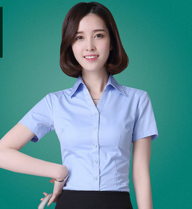 Γυναικείο εφαρμοστό πουκάμισο με κοντό μανίκι και κλασικό γιακά