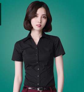 Γυναικείο εφαρμοστό πουκάμισο με κοντό μανίκι και κλασικό γιακά