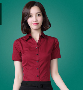 Γυναικείο εφαρμοστό πουκάμισο με κοντό μανίκι και κλασικό γιακά