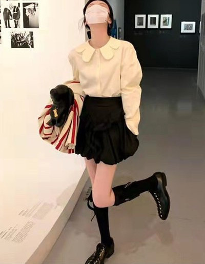 Običan model ženske košulje na gumbe