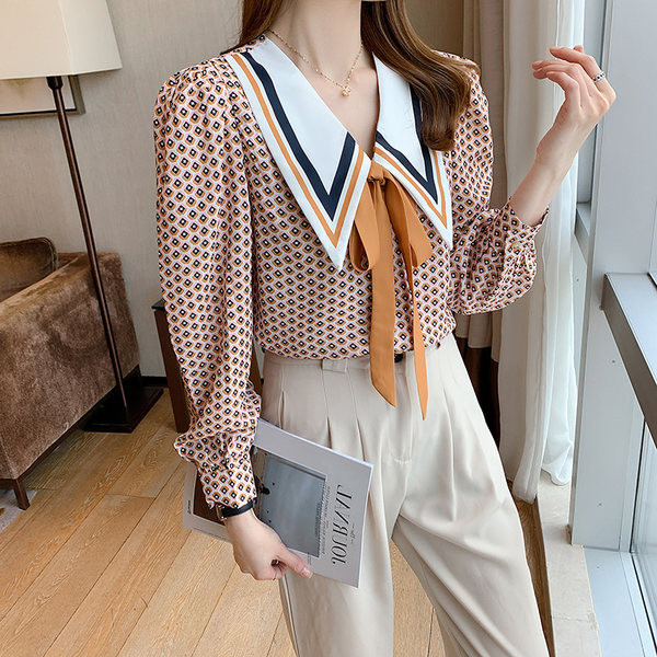 Модерна дамска риза с шпиц деколте и връзки