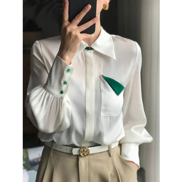 Praegune tasku ja klassikalise kraega särk