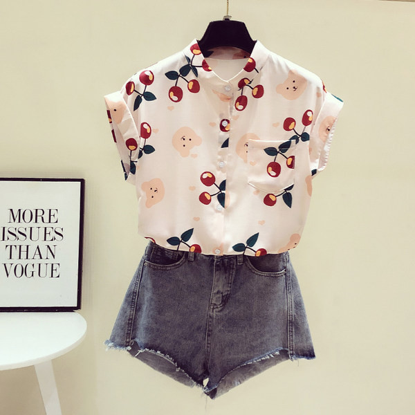 Ženska košulja s gumbima i aplikacijama u boji