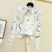 Μοντέρνο γυναικείο πουκάμισο με κλασικό γιακά σε λευκό