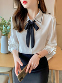 Moderna ženska košulja s trakom i gumbima