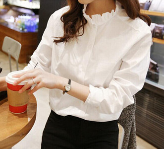 Moderna ženska košulja bijele boje sa niskom kragnom