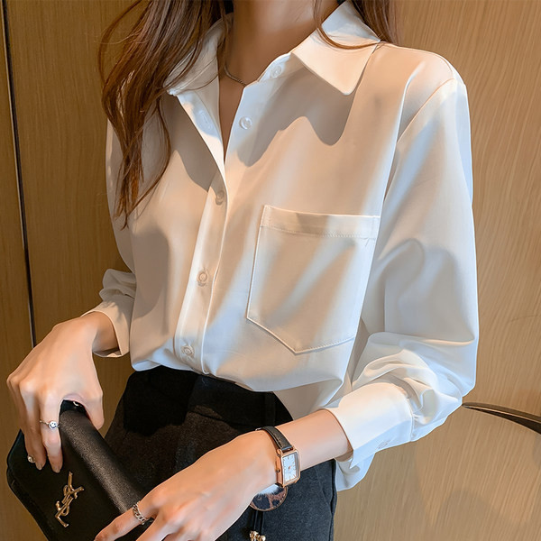 Широка риза с джобове и копчета