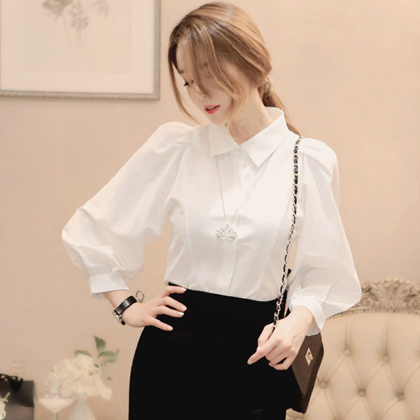 Elegantna ženska košulja s klasičnim ovratnikom u bijeloj boji