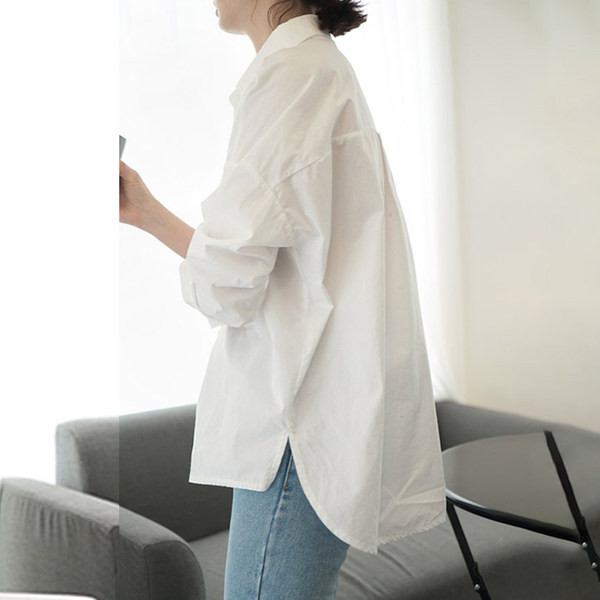 Свободен модел дамска риза с класическа яка 