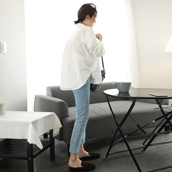 Свободен модел дамска риза с класическа яка 