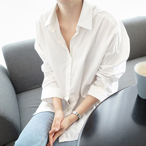 Свободен модел дамска риза с класическа яка 