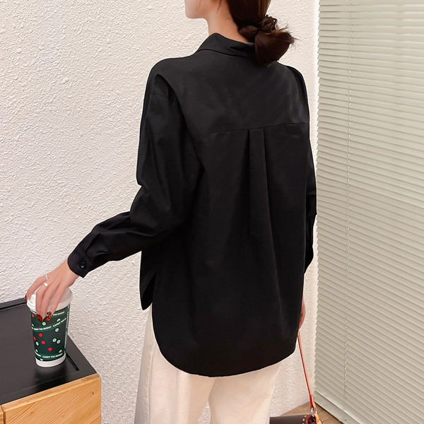 Свободен модел дамска риза с класическа яка 