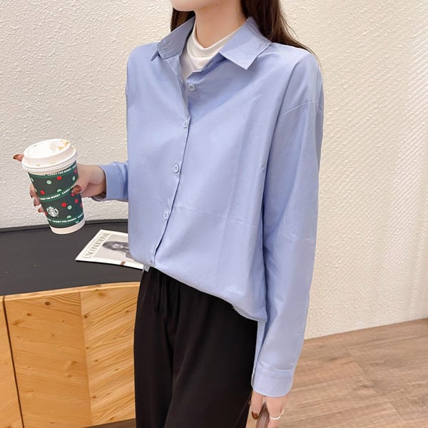 Свободен модел дамска риза с класическа яка 