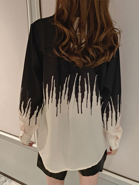 Moodne naiste särk nööpide ja klassikalise kraega