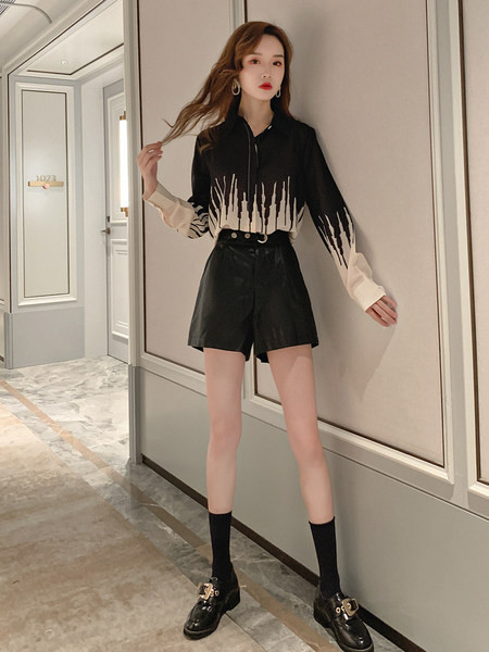 Moodne naiste särk nööpide ja klassikalise kraega