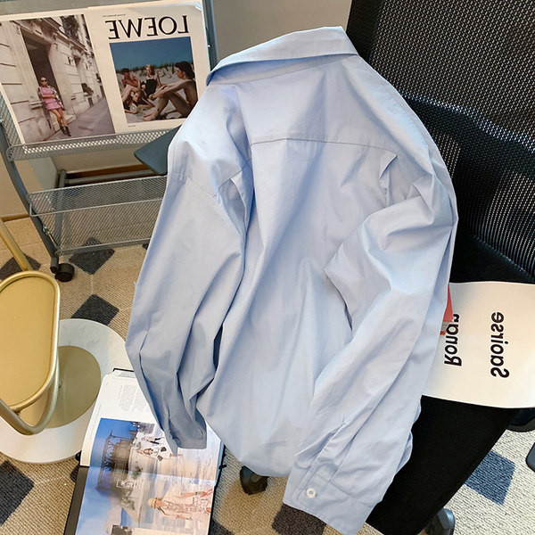 Platūs marškiniai su klasikine apykakle ir sagomis