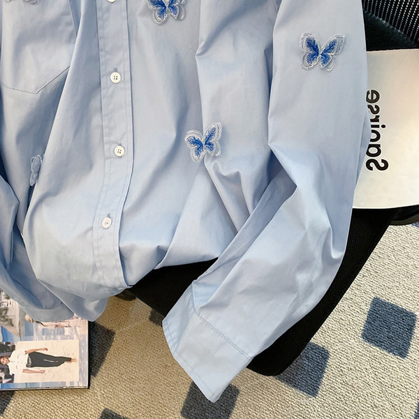 Platūs marškiniai su klasikine apykakle ir sagomis