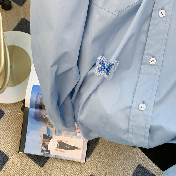 Platūs marškiniai su klasikine apykakle ir sagomis