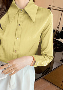 Moderna ženska košulja s klasičnom kragnom