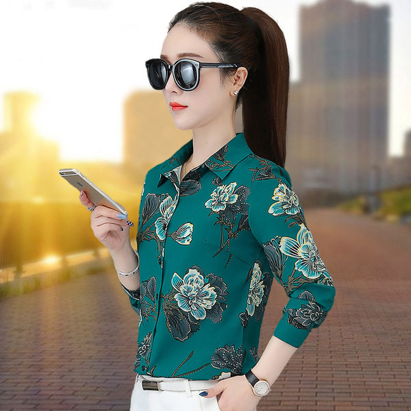 Pripijena ženska košulja s cvjetnim uzorkom